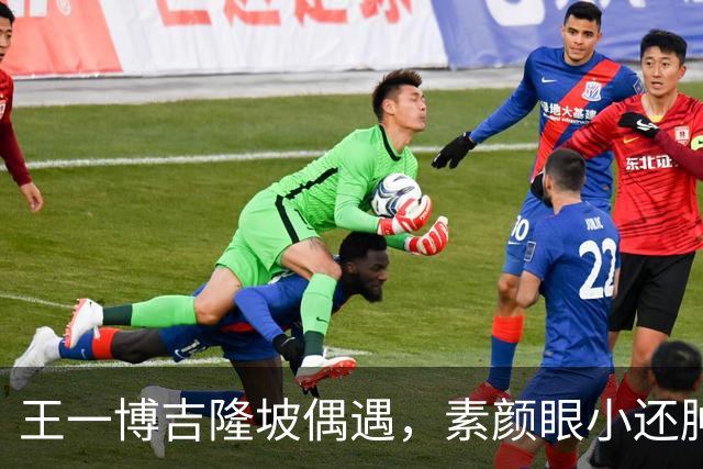 王一博吉隆坡偶遇，素颜眼小还肿五五分，和好友炫榴莲唠嗑呲牙乐